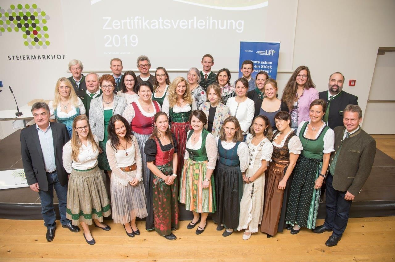 AbsolventInnen aus Graz und Graz Umgebung mit Ehrengästen.jpg