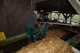 Betrieb Winter: Auf das stillstehende Förderband werden Kleinmengen-Komponenten händisch aufgeladen. Der Grassilo wird mechanisch abgerollt und der Maissilo als Block aufgelegt.   © Josef Rechberger/LK Niederösterreich