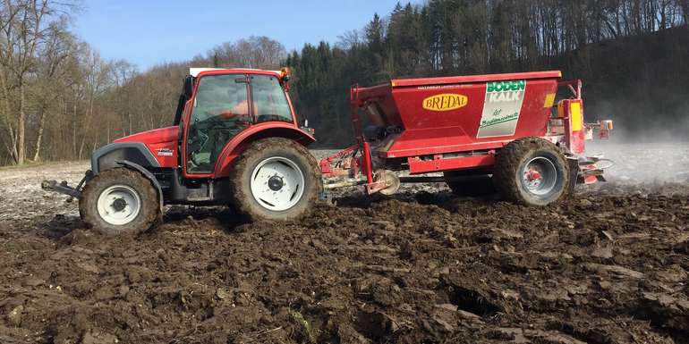 Kalkstreuen.jpg © LK OÖ/Doblmair Kalkstreuen.jpg © LK OÖ/Doblmair