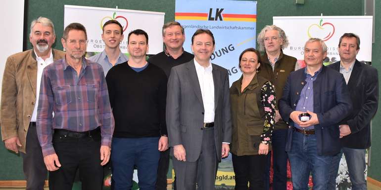 (vlnr) Obstbauberater Dipl.-HLFL-Ing. Manfred Gsellmann, Dr. Helmut Pirc, Robert Schreiber, Baum- und Rebschule Schreiber, DI Dr. Lothar Wurm, HBLA und BA Klosterneuburg, Dominik Schreiber, Baum- und Rebschule Schreiber, Präsident DI Nikolaus Berlakovich, (vlnr) Obstbauberater Dipl.-HLFL-Ing. Manfred Gsellmann, Dr. Helmut Pirc, Robert Schreiber, Baum- und Rebschule Schreiber, DI Dr. Lothar Wurm, HBLA und BA Klosterneuburg, Dominik Schreiber, Baum- und Rebschule Schreiber, Präsident DI Nikolaus Berlakovich,