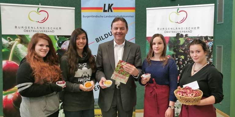 Innovationstag Obstbau 2020 in Güssing Präsident Nikolaus Berlakovich und Schüler der Fachschulen Eienstadt und Güssing (c) Magdalena Kaiser - LK Burgenland Innovationstag Obstbau 2020 in Güssing Präsident Nikolaus Berlakovich und Schüler der Fachschulen Eienstadt und Güssing (c) Magdalena Kaiser - LK Burgenland