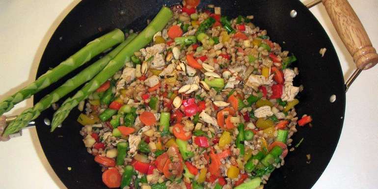 Spargelwok mit Dinkelreis.jpg © Elvira Fleischhacker/Seminarbäuerin Spargelwok mit Dinkelreis.jpg © Elvira Fleischhacker/Seminarbäuerin