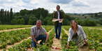 Foto 2 Erdbeerbauer Christoph Ramhofer, LWK Präsident Nikolaus Berlakovich und Bgld. Obstprinzessin Celina Spadt (c) kaiser lk burgenland.jpg