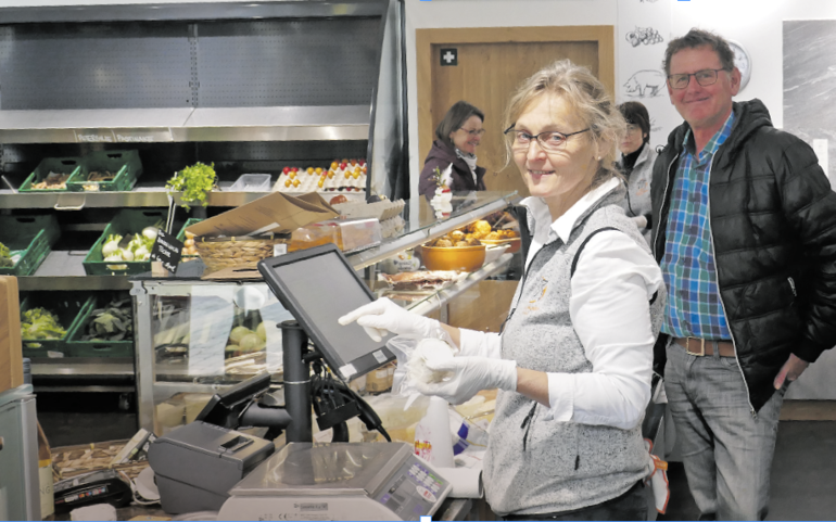 Im Bauernladen Pongau gibt es regionale Bio-Lebensmittel, v. l. Maria Lanner, Rupert Emberger und Gauger Marianne..png © Sabine Wieder Im Bauernladen Pongau gibt es regionale Bio-Lebensmittel, v. l. Maria Lanner, Rupert Emberger und Gauger Marianne..png © Sabine Wieder