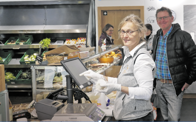 Im Bauernladen Pongau gibt es regionale Bio-Lebensmittel, v. l. Maria Lanner, Rupert Emberger und Gauger Marianne..png