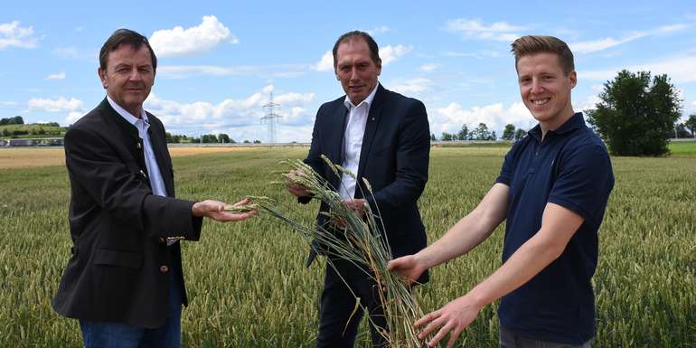 Presseerntefahrt 2020 im Burgenland_Präsident Nikolaus Berlakovich_Präsident Josef Moosbrugger und Ackerbauer Maximilian Wohlfarth_lk burgenland.jpg © Kaiser/LK Burgenland Presseerntefahrt 2020 im Burgenland_Präsident Nikolaus Berlakovich_Präsident Josef Moosbrugger und Ackerbauer Maximilian Wohlfarth_lk burgenland.jpg © Kaiser/LK Burgenland