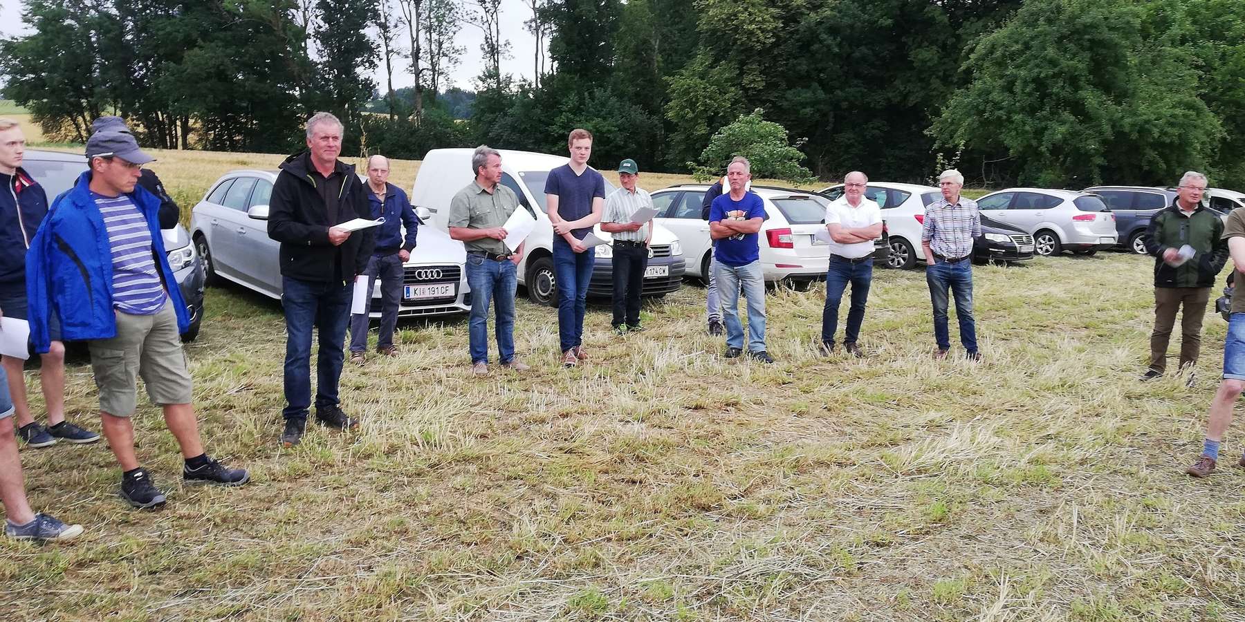 Feldbegehung der Arbeitskreise Boden.Wasser.Schutz Kirchdorf.jpg © BWSB Feldbegehung der Arbeitskreise Boden.Wasser.Schutz Kirchdorf.jpg © BWSB