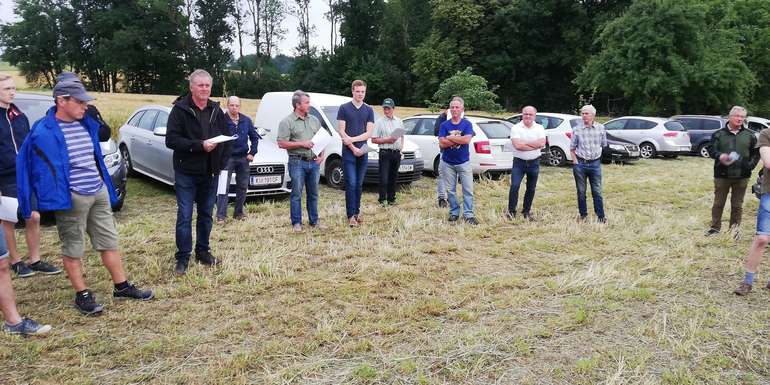 Feldbegehung der Arbeitskreise Boden.Wasser.Schutz Kirchdorf.jpg © BWSB Feldbegehung der Arbeitskreise Boden.Wasser.Schutz Kirchdorf.jpg © BWSB