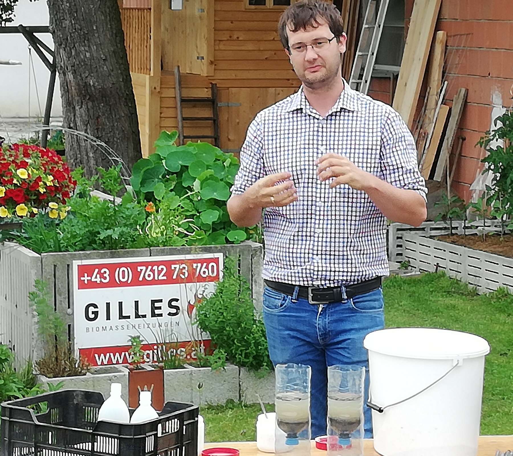 DI Hannes Kamptner erklärt die Wirkung von Kalk im Boden anhand eines Experiments.jpg © BWSB/Ömer DI Hannes Kamptner erklärt die Wirkung von Kalk im Boden anhand eines Experiments.jpg © BWSB/Ömer