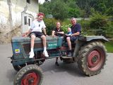 Bei Matheo Oberlercher aus Lendorf bei Spittal treffen sich die Generationen am historischen Traktor.  © Oberlercher