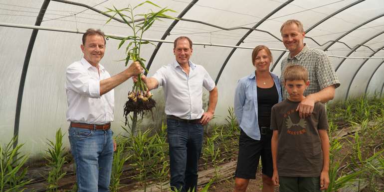 Präsident Moosbrugger (LKÖ) und Präsident Berlakovich (LK BGLD) bei Familienbetrieb Kern in St. Andrä am Zicksee.jpg © Kaiser/LK Burgenland Präsident Moosbrugger (LKÖ) und Präsident Berlakovich (LK BGLD) bei Familienbetrieb Kern in St. Andrä am Zicksee.jpg © Kaiser/LK Burgenland