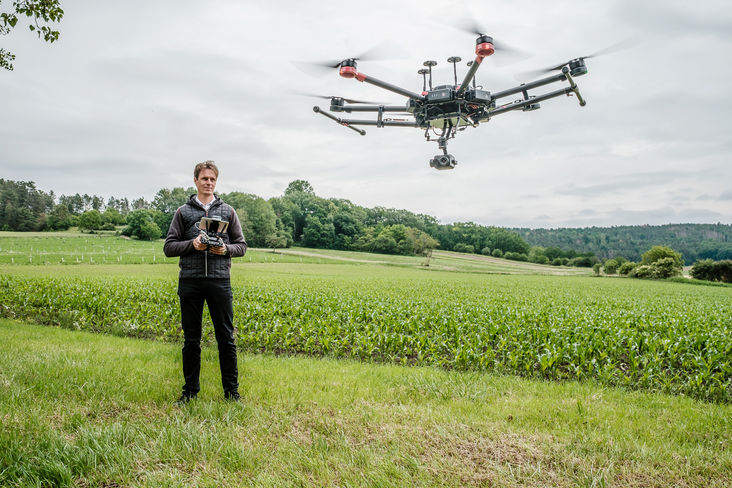 Energieexperte der Landwirtschaftskammer Christoph Wolfesberger beim Arbeitseinsatz mit Drohne.