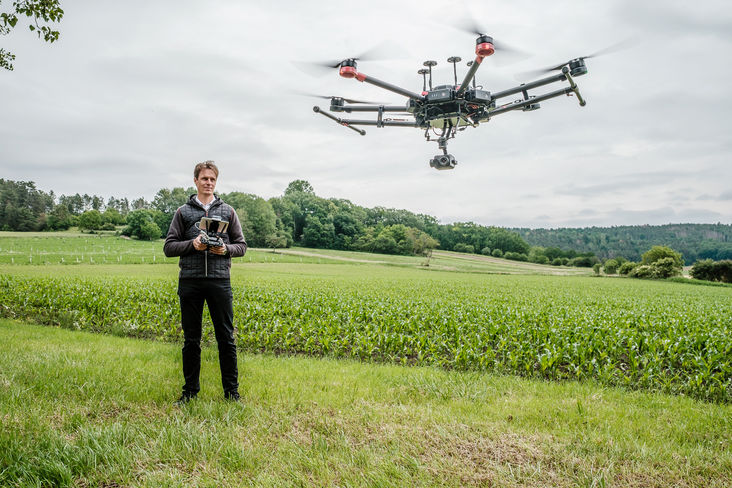 Energieexperte der Landwirtschaftskammer Christoph Wolfesberger beim Arbeitseinsatz mit Drohne. Energieexperte der Landwirtschaftskammer Christoph Wolfesberger beim Arbeitseinsatz mit Drohne.