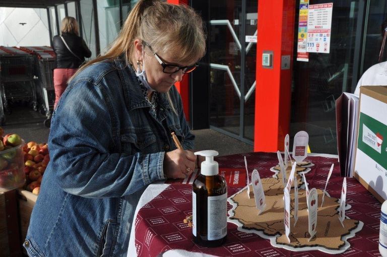 Beim Spar Mohr in der Purkersdorfer Straße in St. Pölten informierten am Samstag, 3. Oktober die Seminarbäuerinnen über die Vorteile regionaler Lebensmittel, bäuerliche Produktionsweisen und die Besonderheiten niederösterreichischer Familienbetriebe. © LK Niederösterreich