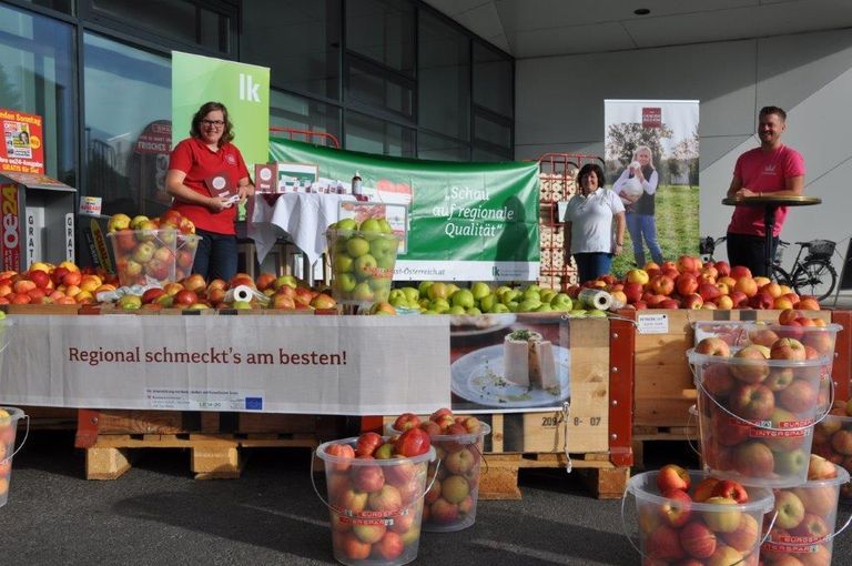 Beim Spar Mohr in der Purkersdorfer Straße in St. Pölten informierten am Samstag, 3. Oktober die Seminarbäuerinnen über die Vorteile regionaler Lebensmittel, bäuerliche Produktionsweisen und die Besonderheiten niederösterreichischer Familienbetriebe. © LK Niederösterreich