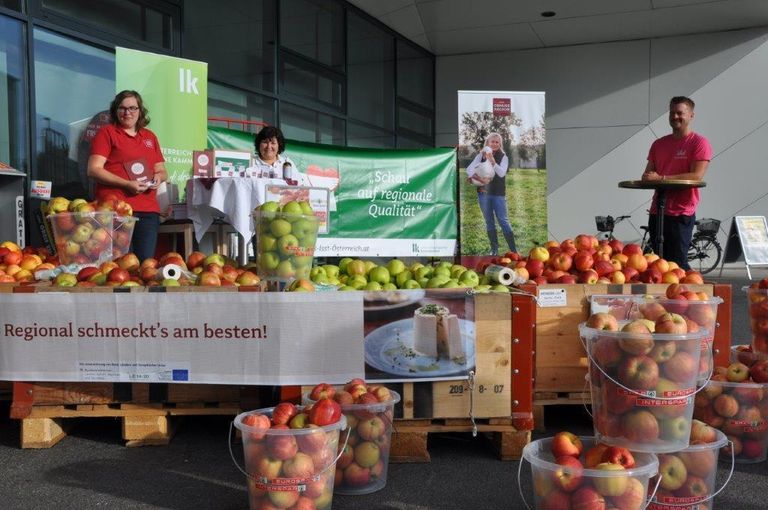 Beim Spar Mohr in der Purkersdorfer Straße in St. Pölten informierten am Samstag, 3. Oktober die Seminarbäuerinnen über die Vorteile regionaler Lebensmittel, bäuerliche Produktionsweisen und die Besonderheiten niederösterreichischer Familienbetriebe. © LK Niederösterreich