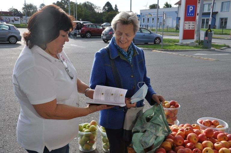 Beim Spar Mohr in der Purkersdorfer Straße in St. Pölten informierten am Samstag, 3. Oktober die Seminarbäuerinnen über die Vorteile regionaler Lebensmittel, bäuerliche Produktionsweisen und die Besonderheiten niederösterreichischer Familienbetriebe. © LK Niederösterreich