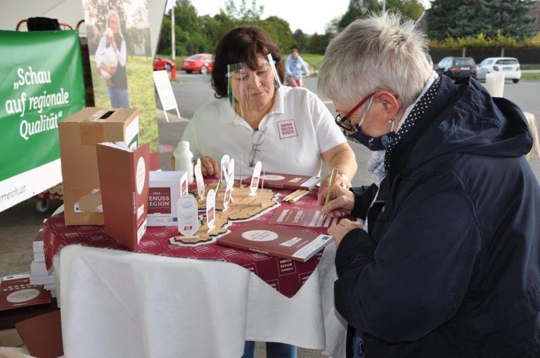 Beim Spar Mohr in der Purkersdorfer Straße in St. Pölten informierten am Samstag, 3. Oktober die Seminarbäuerinnen über die Vorteile regionaler Lebensmittel, bäuerliche Produktionsweisen und die Besonderheiten niederösterreichischer Familienbetriebe. © LK Niederösterreich