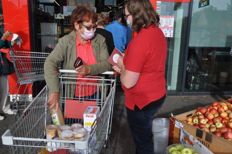 Beim Spar Mohr in der Purkersdorfer Straße in St. Pölten informierten am Samstag, 3. Oktober die Seminarbäuerinnen über die Vorteile regionaler Lebensmittel, bäuerliche Produktionsweisen und die Besonderheiten niederösterreichischer Familienbetriebe. © LK Niederösterreich