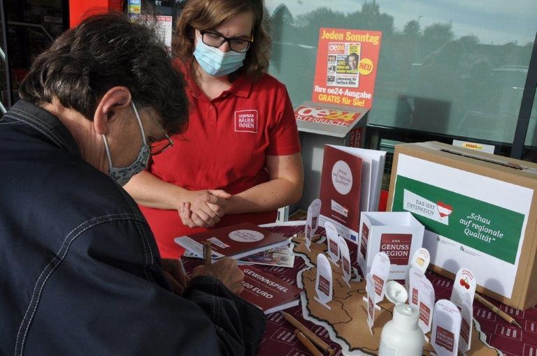 Beim Spar Mohr in der Purkersdorfer Straße in St. Pölten informierten am Samstag, 3. Oktober die Seminarbäuerinnen über die Vorteile regionaler Lebensmittel, bäuerliche Produktionsweisen und die Besonderheiten niederösterreichischer Familienbetriebe. © LK Niederösterreich