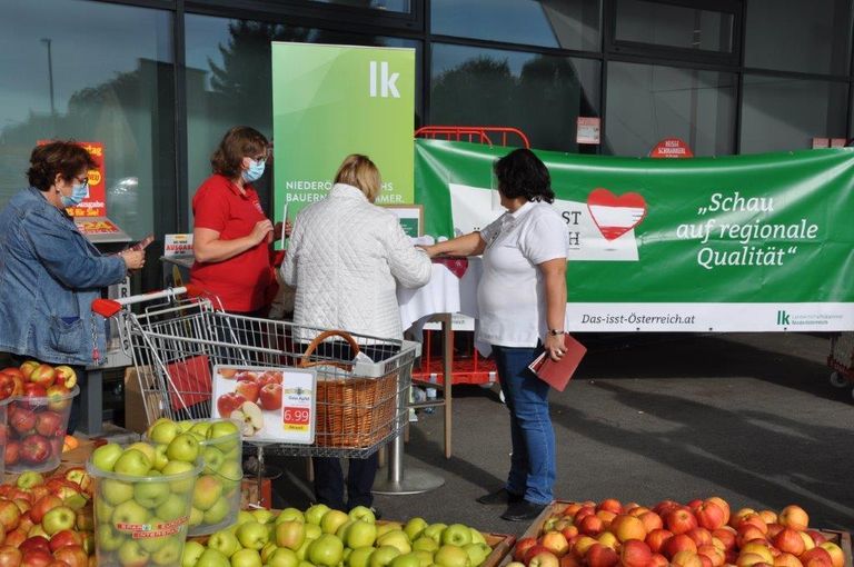 Beim Spar Mohr in der Purkersdorfer Straße in St. Pölten informierten am Samstag, 3. Oktober die Seminarbäuerinnen über die Vorteile regionaler Lebensmittel, bäuerliche Produktionsweisen und die Besonderheiten niederösterreichischer Familienbetriebe. © LK Niederösterreich