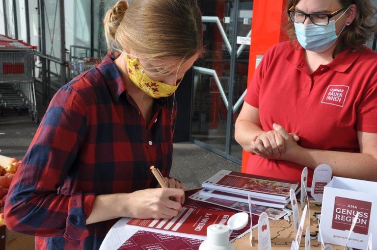 Beim Spar Mohr in der Purkersdorfer Straße in St. Pölten informierten am Samstag, 3. Oktober die Seminarbäuerinnen über die Vorteile regionaler Lebensmittel, bäuerliche Produktionsweisen und die Besonderheiten niederösterreichischer Familienbetriebe. © LK Niederösterreich