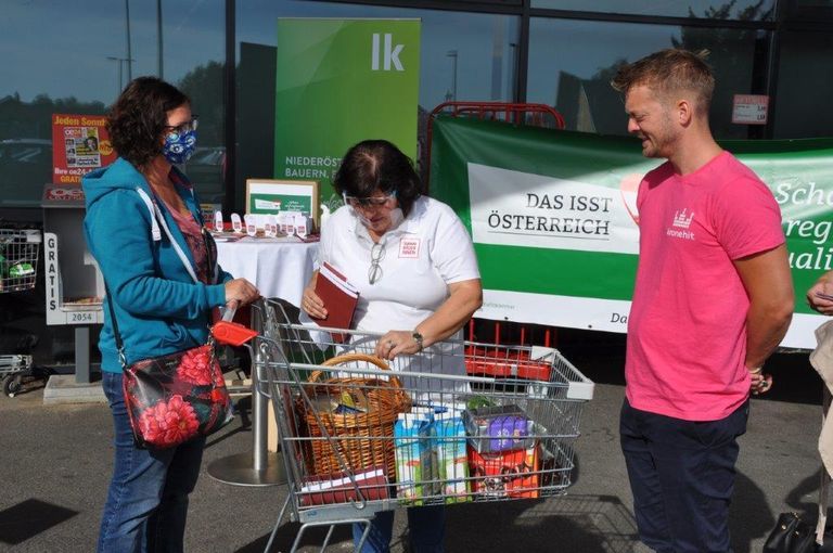 Beim Spar Mohr in der Purkersdorfer Straße in St. Pölten informierten am Samstag, 3. Oktober die Seminarbäuerinnen über die Vorteile regionaler Lebensmittel, bäuerliche Produktionsweisen und die Besonderheiten niederösterreichischer Familienbetriebe. © LK Niederösterreich