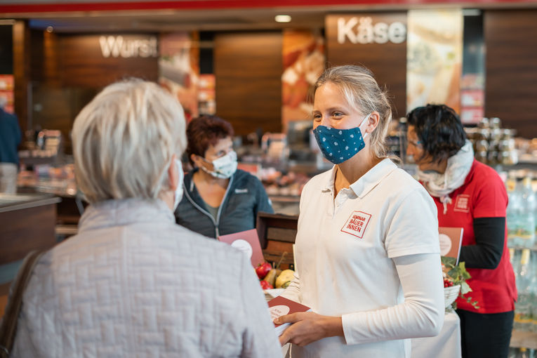 Beim Eurospar Steinberger in Neunkirchen informierten Seminarbäuerinnen über die Vorzüge regionaler Lebensmittel. © Alexander Ungersböck