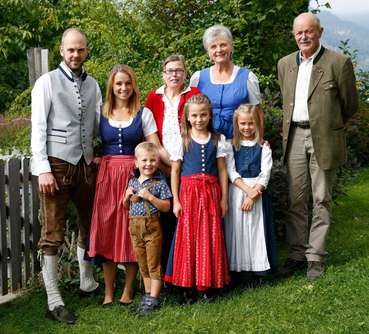 bergbauernhof-ofner-familie-gesamt-2-2048x1272.jpg © privat bergbauernhof-ofner-familie-gesamt-2-2048x1272.jpg © privat