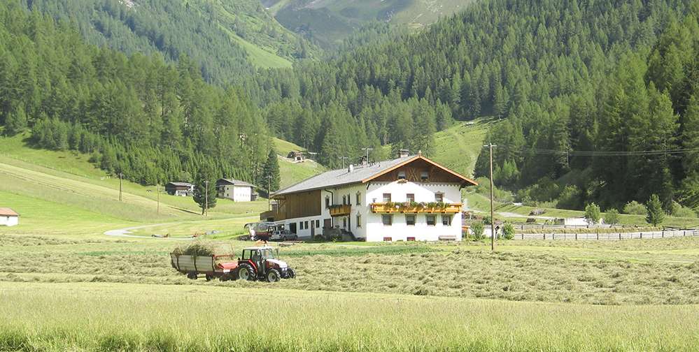 Bauernhof, Landschaft, Traktor .jpg © LK Tirol Bauernhof, Landschaft, Traktor .jpg © LK Tirol