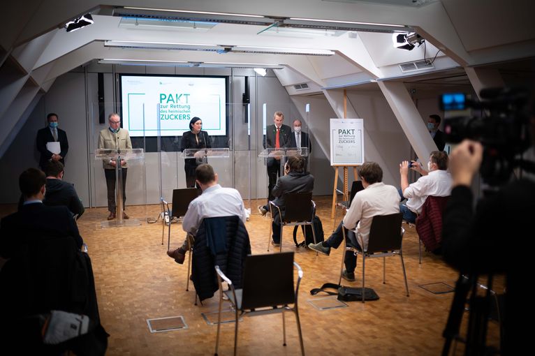 Pressekonferenz: Bauern retten die Zuckerfabrik .jpg