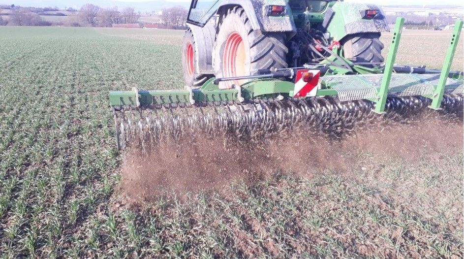 Einsatz der Rollhacke im im Frühjahr(vor dem Aufbau des Sägerätes).jpg © Willi Peszt/LK Bgld Einsatz der Rollhacke im im Frühjahr(vor dem Aufbau des Sägerätes).jpg © Willi Peszt/LK Bgld