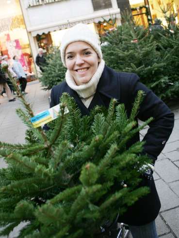Frau mit Christbaum am Fahrrad.jpg © weihnachtsbaum.at/Dieter Nagl Frau mit Christbaum am Fahrrad.jpg © weihnachtsbaum.at/Dieter Nagl