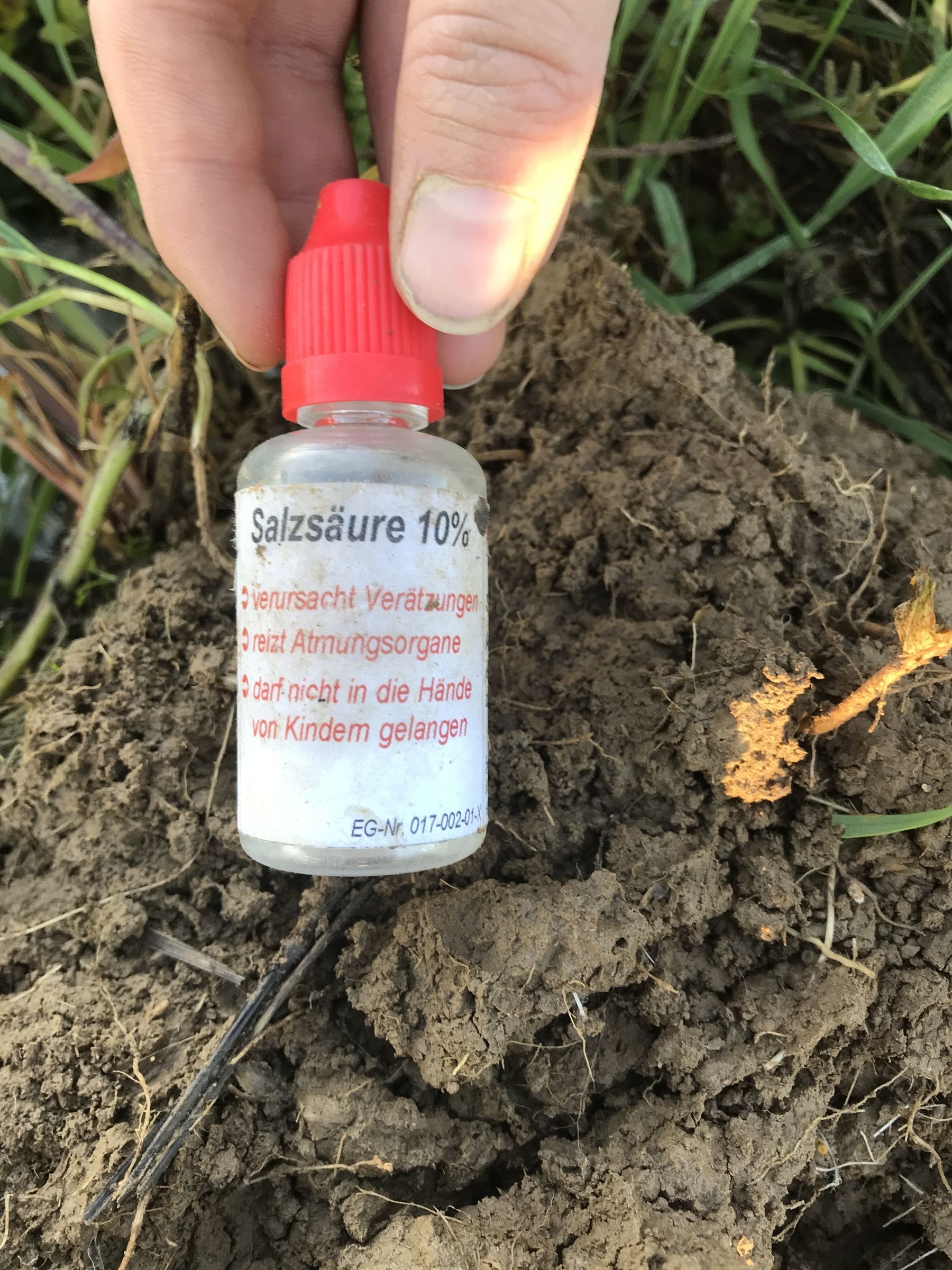 Salzsäure für den Salzsäuretest © BWSB Salzsäure für den Salzsäuretest © BWSB