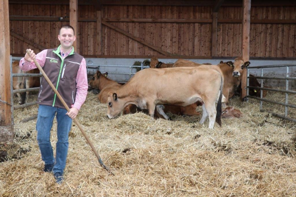 Florian und Anita Beiglböck aus Hochneukirchen planten einen mehrhäusigen Flachstall für Mutterkühe mit Nachzucht & Rindermast mit einem LK Bauberater. © Paula Pöchlauer-Kozel/LK Niederösterreich