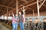 Florian und Anita Beiglböck aus Hochneukirchen planten einen mehrhäusigen Flachstall für Mutterkühe mit Nachzucht & Rindermast mit einem LK Bauberater. © Paula Pöchlauer-Kozel/LK Niederösterreich