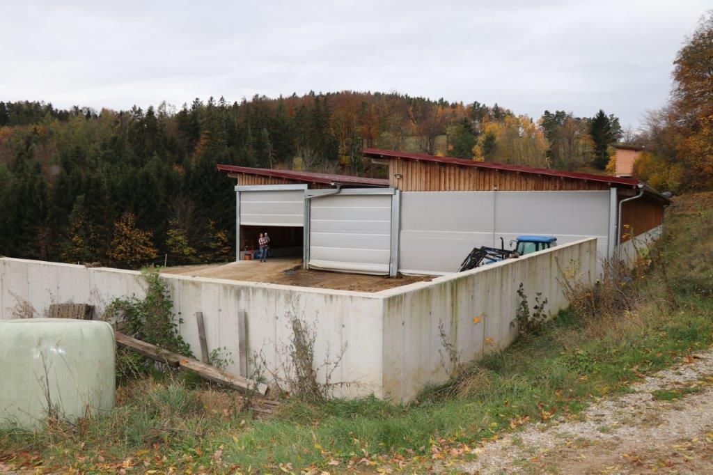 Florian und Anita Beiglböck aus Hochneukirchen planten einen mehrhäusigen Flachstall für Mutterkühe mit Nachzucht & Rindermast mit einem LK Bauberater. © Paula Pöchlauer-Kozel/LK Niederösterreich