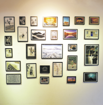 Eine Wand im Hofladen schmücken Fotografien von Martin Stöllner, dem Film- und Fotospezialisten..png © Sabine Wieder Eine Wand im Hofladen schmücken Fotografien von Martin Stöllner, dem Film- und Fotospezialisten..png © Sabine Wieder