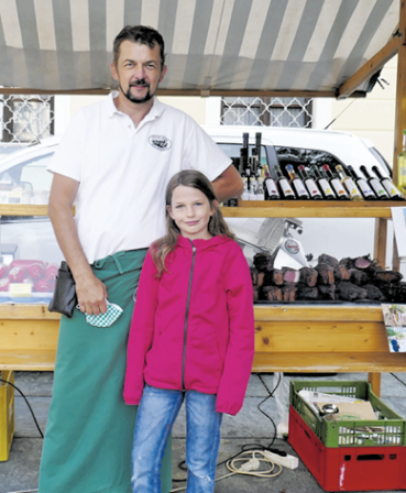 Markus Langwallner und seine Tochter Klara, Bauernmarkt Mondsee .png © Sabine Wieder