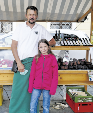 Markus Langwallner und seine Tochter Klara, Bauernmarkt Mondsee .png © Sabine Wieder Markus Langwallner und seine Tochter Klara, Bauernmarkt Mondsee .png © Sabine Wieder