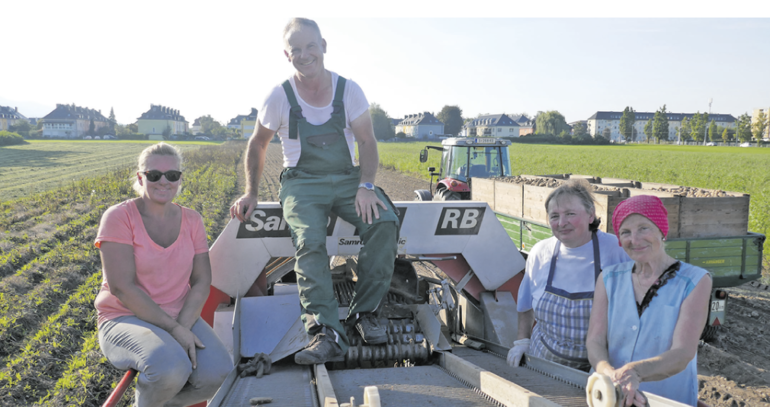 Kartoffelernte, v. l. Elfi, Franz Winklhofer,  Veronika und Christine.png © Sabine Wieder Kartoffelernte, v. l. Elfi, Franz Winklhofer,  Veronika und Christine.png © Sabine Wieder