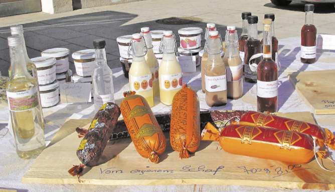 Ob Liköre, Chutney, Brot, Kuchen u. a: Alles wird gemeinsam von der Familie Gschwandlt hergestellt. Auf das Tierwohl und den Transportweg wird viel Wert gelegt, deshalb wird das Fleisch von den eigenen Tieren in Großarl veredelt..png © Sabine Wieder Ob Liköre, Chutney, Brot, Kuchen u. a: Alles wird gemeinsam von der Familie Gschwandlt hergestellt. Auf das Tierwohl und den Transportweg wird viel Wert gelegt, deshalb wird das Fleisch von den eigenen Tieren in Großarl veredelt..png © Sabine Wieder