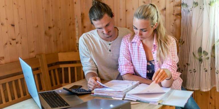 Bauer und Bäuerin bei Büroarbeiten © agrarfoto.com