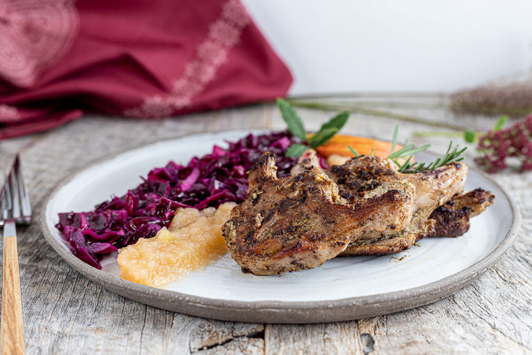 Rücken vom Kitz mit Rotkraut Salat   zuckerfreiem Apfelmus © Lisa Shelton-6.jpg © @Lisa Shelton/Kochen mit Herz