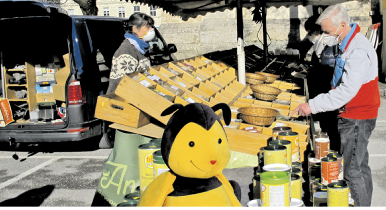 Antje Schilbach am Stand mit ihren Kunden und einer Vielfalt der schier nicht enden wollenden Welt aus Aromen .png © Sabine Wieder Antje Schilbach am Stand mit ihren Kunden und einer Vielfalt der schier nicht enden wollenden Welt aus Aromen .png © Sabine Wieder