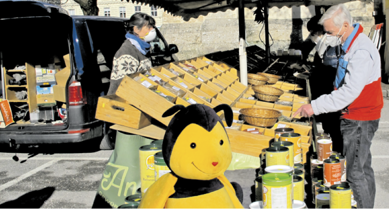 Antje Schilbach am Stand mit ihren Kunden und einer Vielfalt der schier nicht enden wollenden Welt  aus Aromen .png