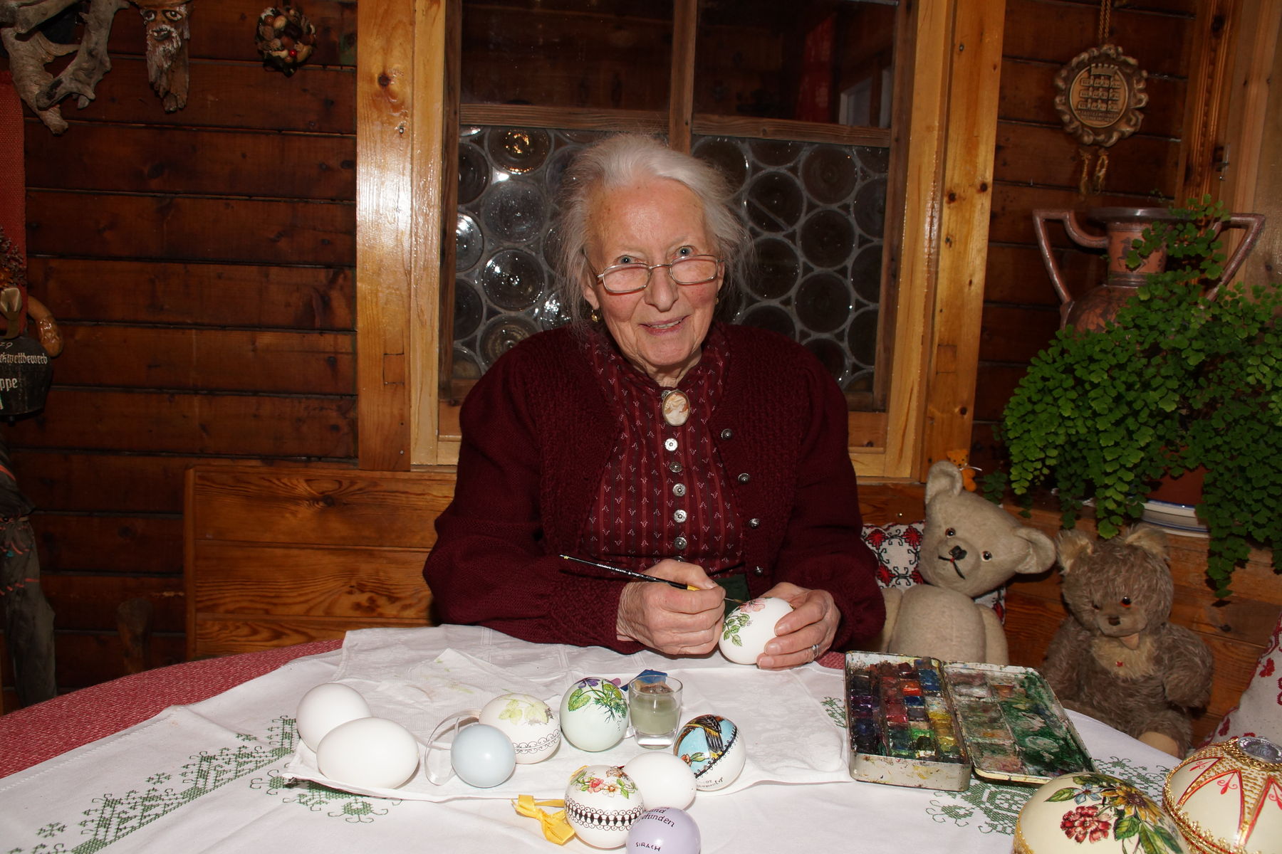 Künstlerin Mariloise Jordan bemalt ein Osterei.jpg © Gudrun Dürnberger Künstlerin Mariloise Jordan bemalt ein Osterei.jpg © Gudrun Dürnberger