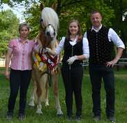 2. Bundesreservesiegerin 2019 Ariane mit Maria, Julia und Primož .jpg © Grilc