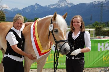 Landessiegerstute 2014 La Luna mit Maria und Tochter Julia .jpg © LPZV