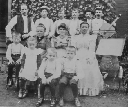Die Auswanderer auf einem Foto aus dem Jahr 1904.jpg